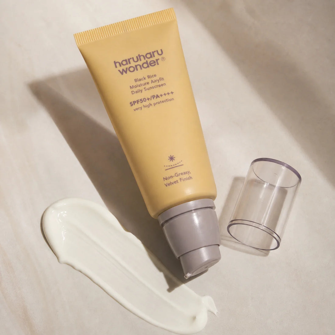 Airy white cream | Non-greasy velvet finish | Semi-matte | No intentional tone-up