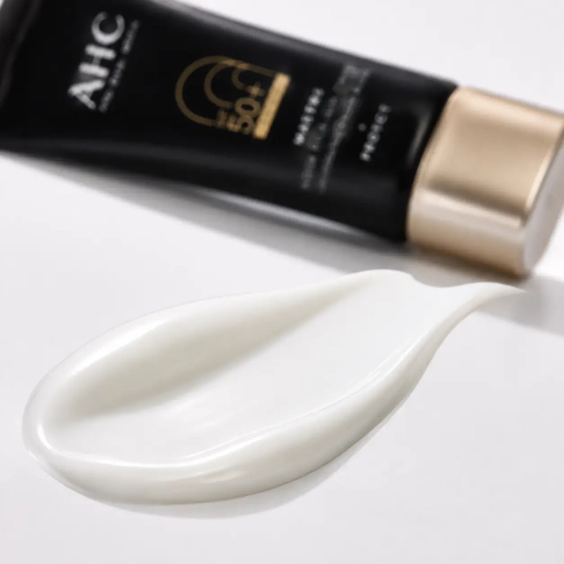 Lightweight opaque white lotion; fresh moisturizing finish that settles natural