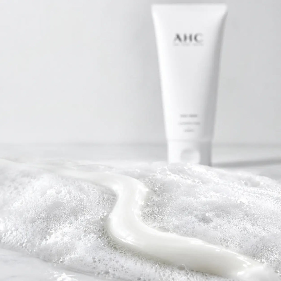Pearly cream to dense fine-bubbled foam; fresh thoroughly rinsed finish