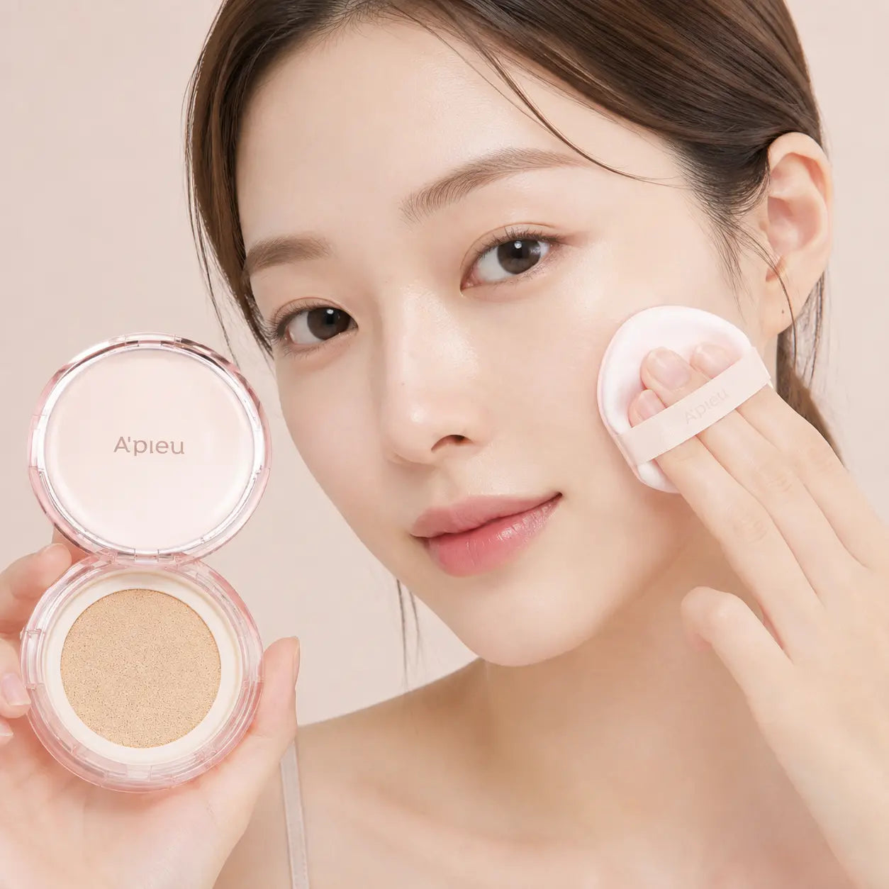 Applying A'PIEU Waterlock Cushion shade #21N Light Beige