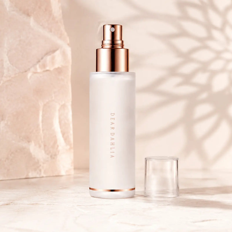 DEAR DAHLIA Endless Skin Setting Spray 30 ml in frosted white and rose-gold packaging