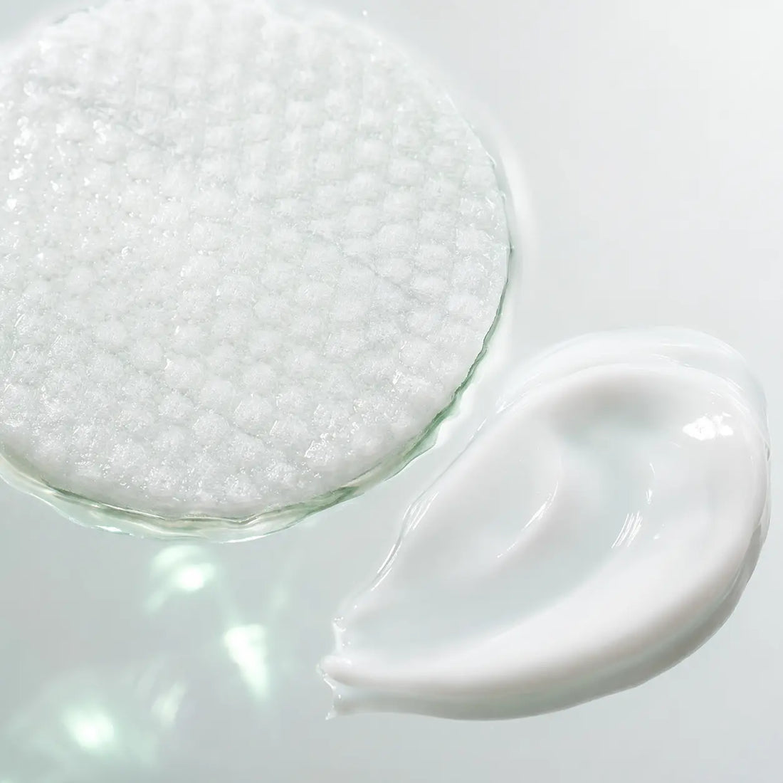 Fresh pad essence and lightweight gel-cream with a soft finish