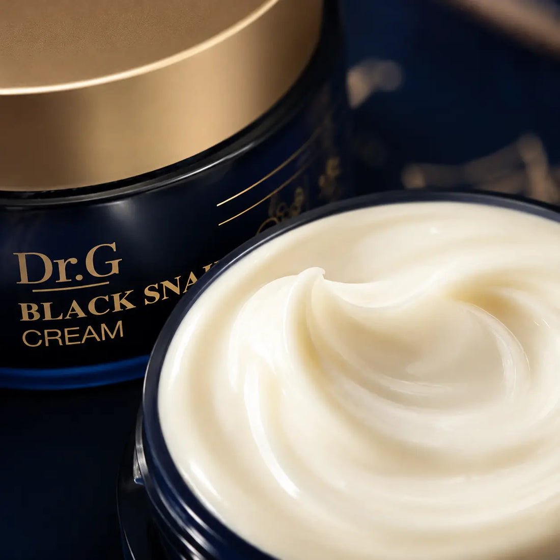 Silky rich ivory cream with a cushioned luminous finish