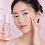 Applying espoir Dewlike Jello Glowrizer before makeup