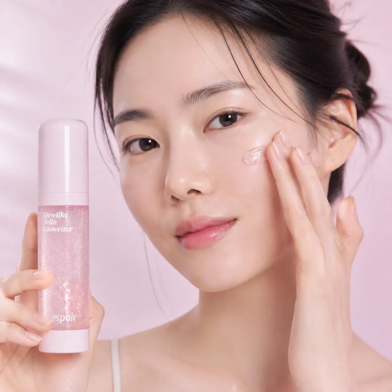 Applying espoir Dewlike Jello Glowrizer before makeup
