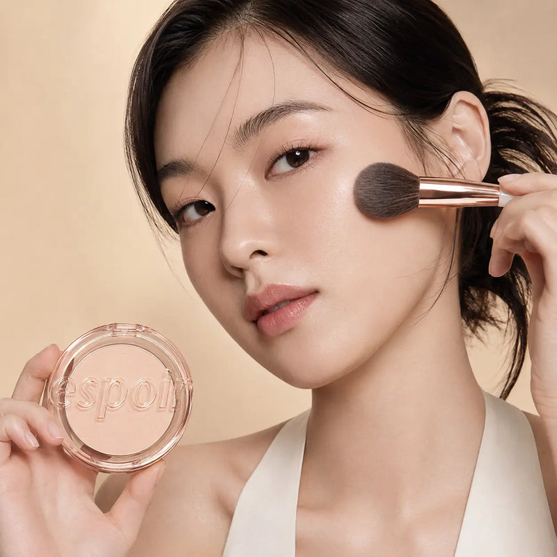 Applying espoir Pro Tailor Be Glow Sheer Powder with a brush