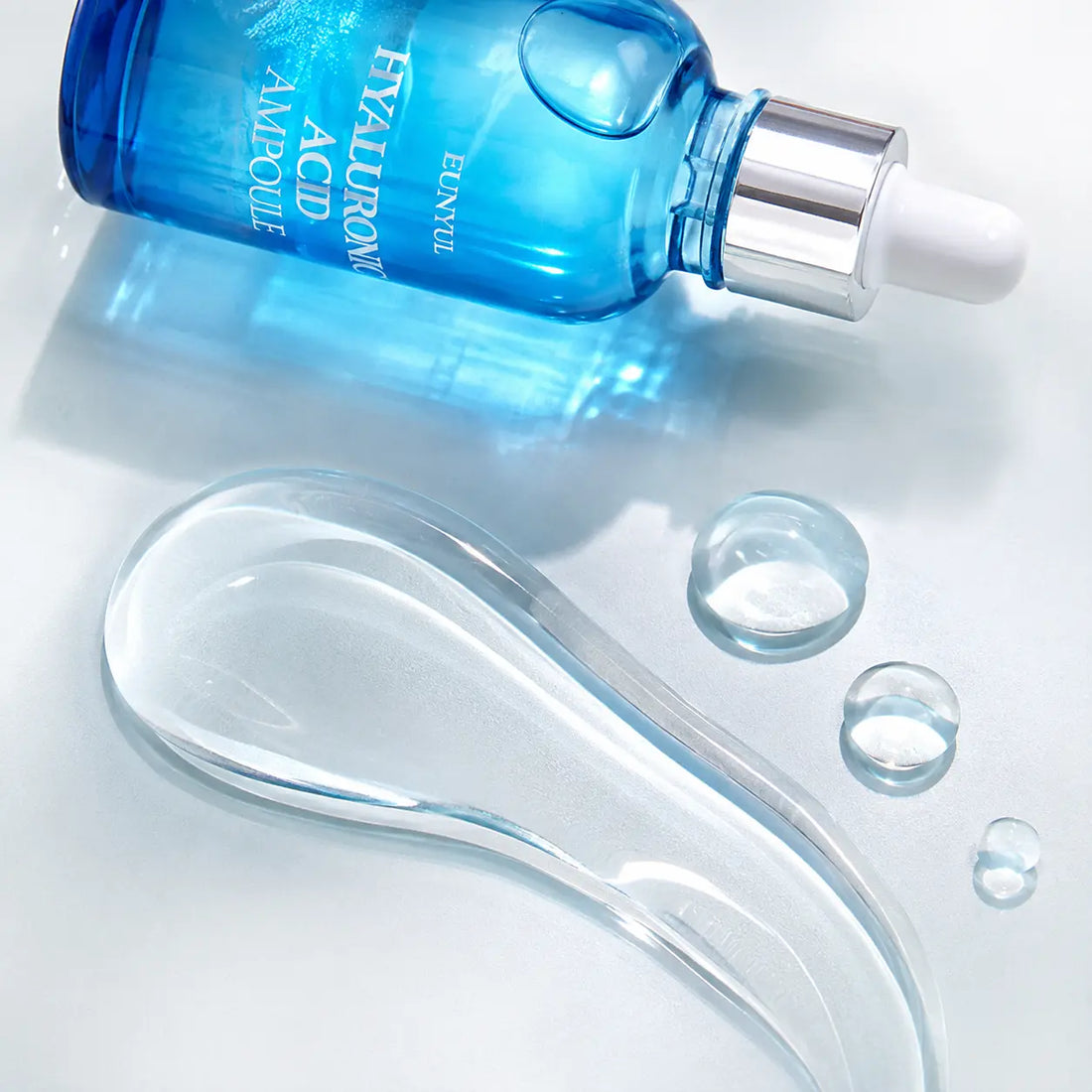 Clear lightweight watery gel with a fresh dewy finish