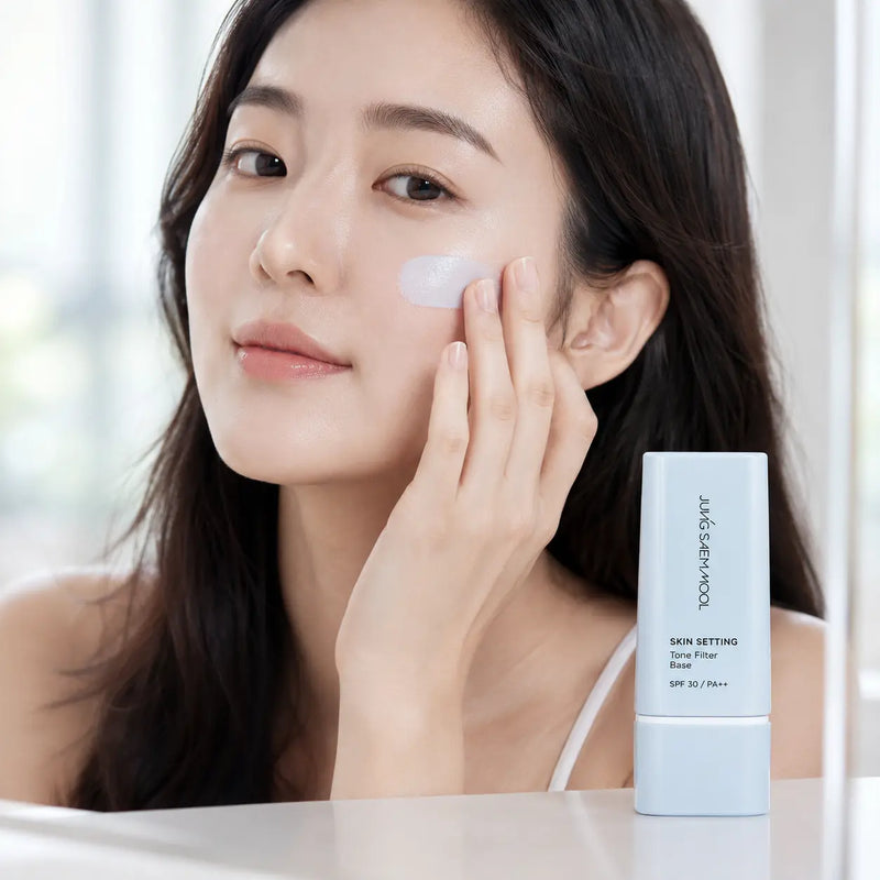 Woman blending JUNGSAEMMOOL blue Tone Filter Base on her cheek