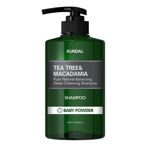 ProtoClinical k-beauty KUNDAL Tea Tree & Macadamia Deep Cleansing Shampoo Baby Powder 500ml single dark green shampoo bottle centered on a white background with pale pink side accents.