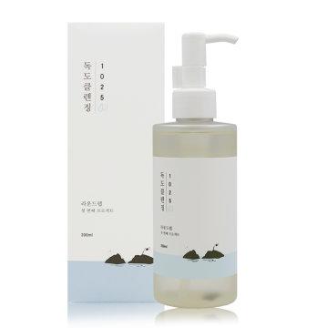 ProtoClinical k-beauty ROUND LAB 1025 DOKDO CLEANSING OIL 200mL single cleansing oil bottle centered upright on a light background
