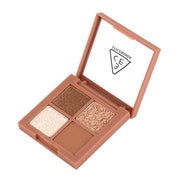 ProtoClinical k-beauty 3CE MINI MULTI EYE COLOR PALETTE 3.5g #CASUAL TALK square eye palette close-up with peach and brown pans on a light background