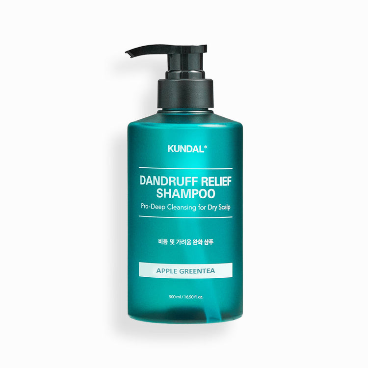 ProtoClinical k-beauty KUNDAL DANDRUFF RELIEF SHAMPOO Pro-Deep Cleansing for Dry Scalp 500ml #APPLE GREENTEA single upright teal shampoo bottle centered on a pale pink and white background.