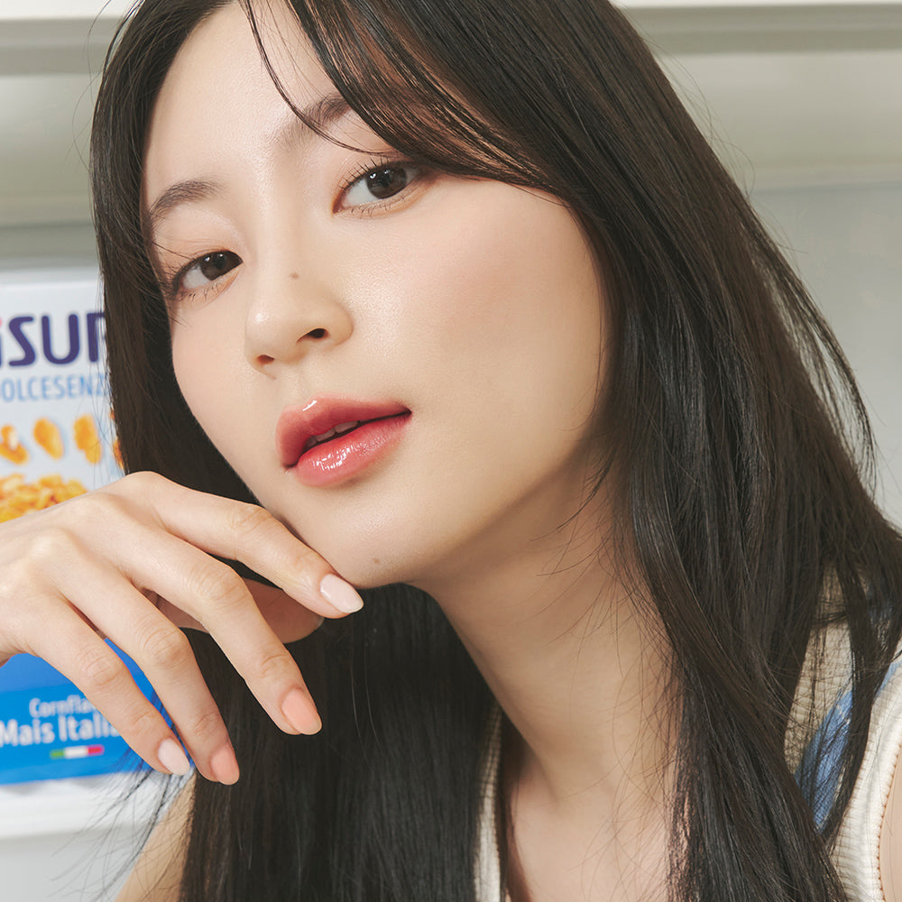ProtoClinical k-beauty rom&nd JUICY LASTING TINT Milk Grocery Series 28 BARE FIG 29 PAPAYA JAM shade 28 Bare Fig shown as a close-up lip swatch on model lips with a soft glossy finish