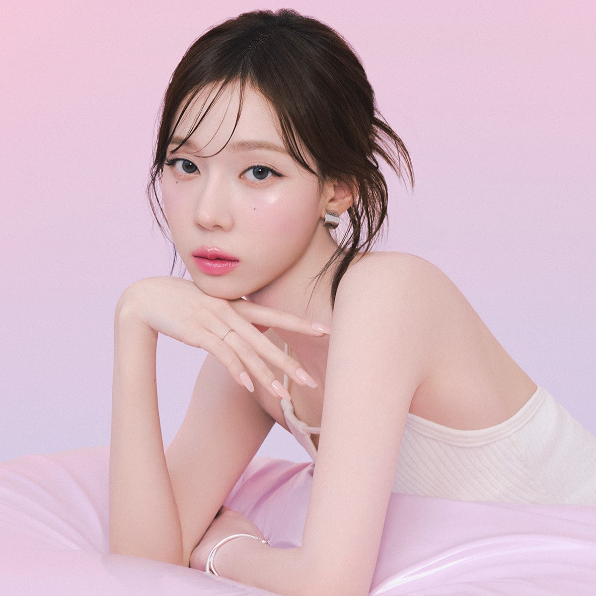 espoir Dewlike Jello Glowrizer 40ml by ProtoClinical shown in a product-focused bottle display on a light background, highlighting the dewy makeup base presentation for a k-beauty routine.