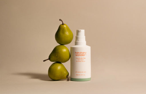 ProtoClinical k-beauty [haruharu wonder] Centella 4% TXA Dark Spot Go Away Serum 30ml single upright amber serum bottle centered on a pale cream background with soft peach shading.