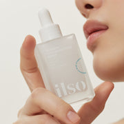 ProtoClinical k-beauty ilso Moringa Tightening Pore Serum 30ml single upright slim serum bottle centered on a pale background with soft sage top shading and warm blush side shading.