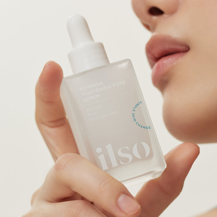 ProtoClinical k-beauty ilso Moringa Tightening Pore Serum 30ml single upright slim serum bottle centered on a pale background with soft sage top shading and warm blush side shading.