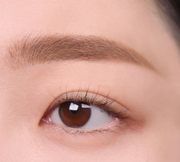 ProtoClinical k-beauty lilybyred Skinny Mes Brow Mascara 3.5g two horizontal brow swatches in warm beige-brown and medium brown on a pale pink background