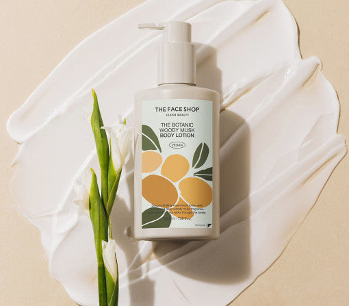 ProtoClinical k-beauty THE FACE SHOP The Botanic Woody Musk Body Lotion 350ml single upright pale beige lotion bottle centered on a white background with pale lavender side panels