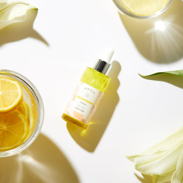 ProtoClinical k-beauty DEWYTREE Miracle Brightening Serum 30ml single upright olive-gray serum bottle centered on a pale background with warm yellow side accents