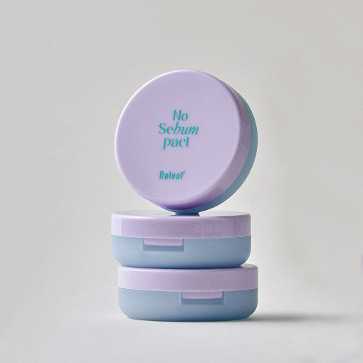 ProtoClinical k-beauty Daleaf Glam Sebum Hair Pact 5g single square hair pact compact centered on a pale lavender background.
