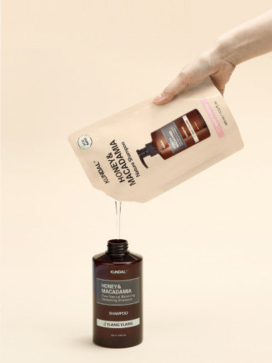 ProtoClinical k-beauty KUNDAL HONEY & MACADAMIA Nature Shampoo (Refill) 400ml #CHERRY BLOSSOM single upright refill package centered on a light background.