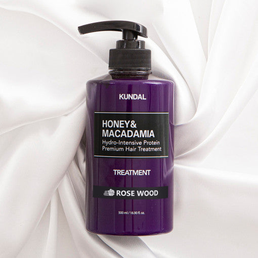 ProtoClinical k-beauty KUNDAL HONEY & MACADAΜΙΑ Hydro-Intensive Protein Premium Hair Treatment 500ml #ROSE WOOD olive-centered beauty graphic with soft lavender and cream tones on a light background.