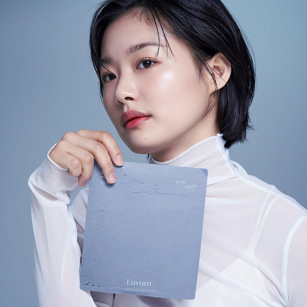 ProtoClinical k-beauty Luvum Pore Reset Mud Mask 16g X 5pcs single mud mask package centered in a square studio packshot on a clean light background