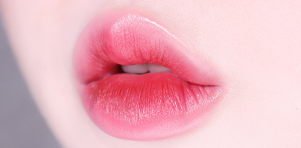 ProtoClinical k-beauty TONYMOLY Easy Touch Auto Lip Liner warm coral lip liner swatch with mauve shadowing on a pale background
