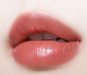 ProtoClinical k-beauty TONYMOLY Get it Tint Syrup Stick single rosy red oval lip color swatch with a darker red center on a pale pink background