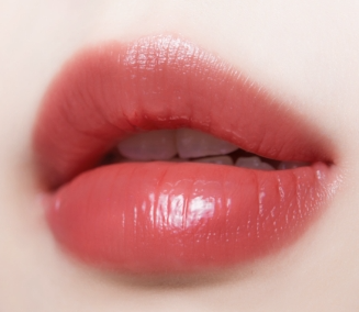 ProtoClinical k-beauty TONYMOLY Get it Tint Syrup Stick single rose-pink oval lip color swatch with a deeper rose center on a pale lavender background