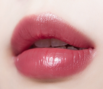 ProtoClinical k-beauty TONYMOLY Get it Tint Syrup Stick single coral-peach oval lip color swatch with a deeper coral center on a pale background