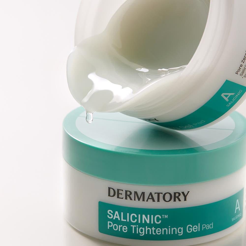 ProtoClinical k-beauty DERMATORY SALICINIC Pore Tightening Gel Pad 93g (30ea) close-up of glossy gel essence pouring from an open white-and-turquoise jar above the matching lid