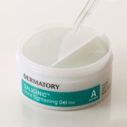 ProtoClinical k-beauty DERMATORY SALICINIC Pore Tightening Gel Pad 93g (30ea) open white-and-turquoise jar with clear tweezers lifting a translucent gel pad