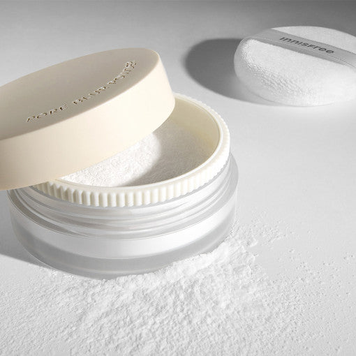 ProtoClinical k-beauty innisfree Pore Blur Powder 11g single beige round powder compact centered on a pale cream background with soft pastel corner accents