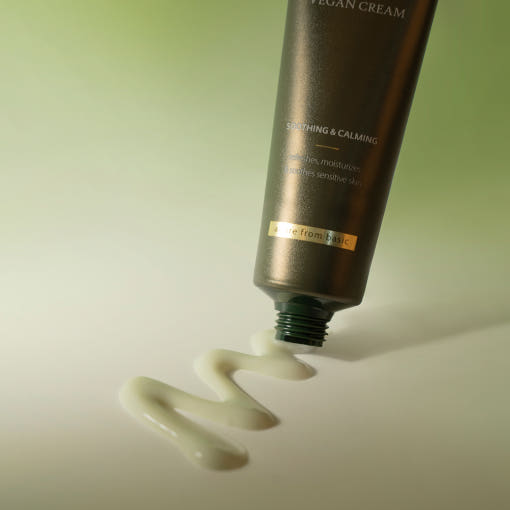 ProtoClinical k-beauty dark green beauty product silhouette with pale side panels on a light background.