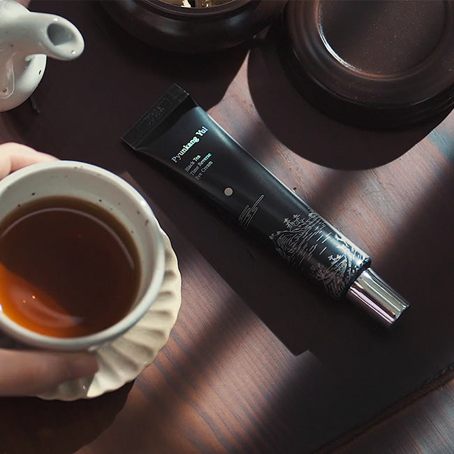 ProtoClinical k-beauty [Pyunkang Yul] Black Tea Time Reverse Eye Cream 25ml single blue-gray eye cream package on a pale blue background