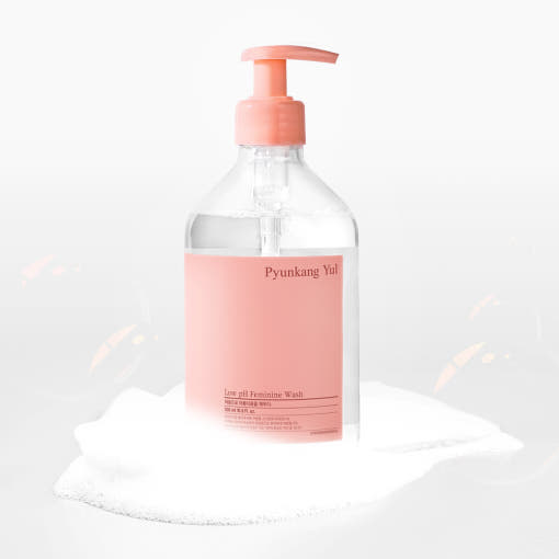 ProtoClinical k-beauty [Pyunkang Yul] Low pH Feminine Wash 500ml single upright feminine wash bottle centered on a white background with pale aqua side panels