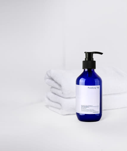 [Pyunkang Yul] Low pH Scalp Shampoo 290ml by ProtoClinical presented in a clean product bottle shot on a white background, highlighting the low pH scalp care packaging for a k-beauty routine.