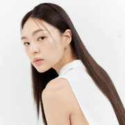 ProtoClinical k-beauty MUZIGAE MANSION Icy Glow 5ml single beige cylindrical bottle with a darker brown cap standing upright on a white background with pale lavender edges