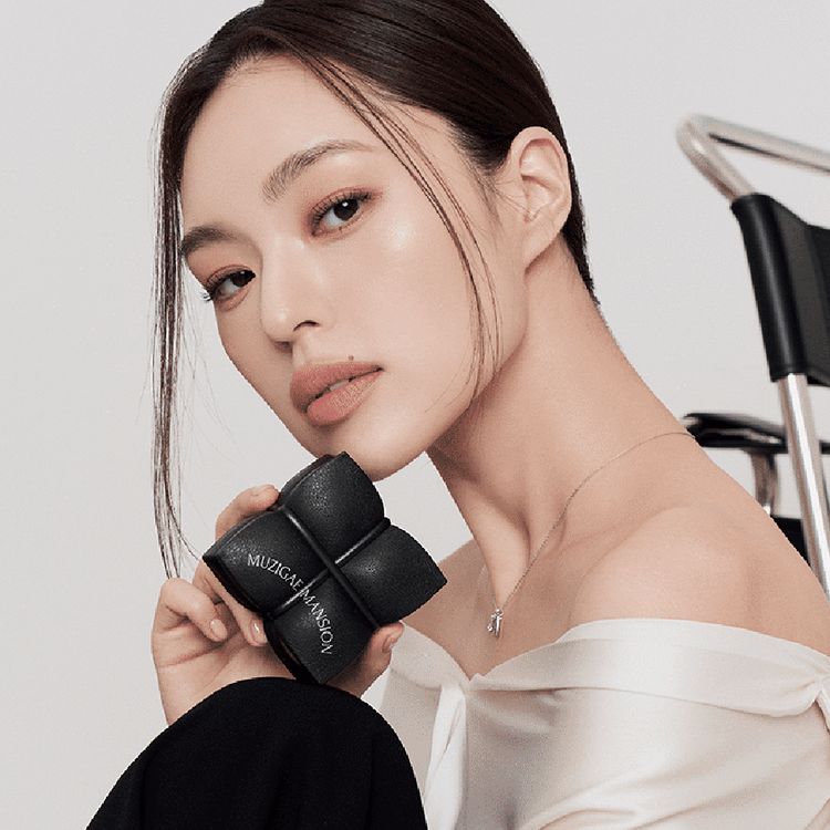 ProtoClinical k-beauty MUZIGAE MANSION Sleek Matt Cushion(15g+15g Refill Included) single square cushion compact front-facing and centered on a white background