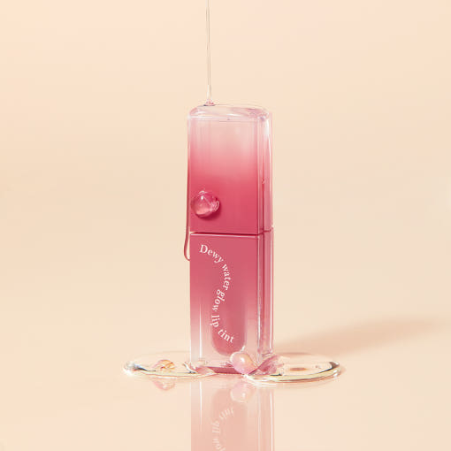ProtoClinical k-beauty [MACQUEEN New York] Dewy Water Glow Lip Tint 3.5g (9 Color) single berry-red lip tint swatch in a narrow vertical oval on a warm cream and pale yellow background
