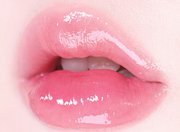 ProtoClinical k-beauty [MACQUEEN New York] Dewy Water Glow Lip Tint 3.5g (9 Color) single berry-pink lip tint swatch in a rounded diamond shape on a pale pink and mint background