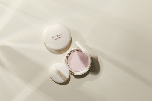 ProtoClinical k-beauty [MACQUEEN New York] Micro Fit Finish Powder 9g single round powder compact in beige tones centered on a pale cream background