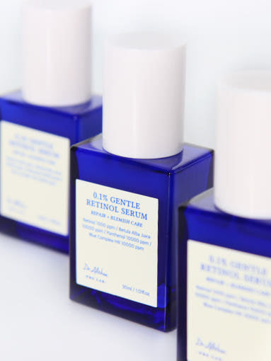 ProtoClinical k-beauty Dr.Althea 0.1 Gentle Retinol Serum 30ml close-up of three cobalt blue bottles with white caps arranged in a row on a soft white background