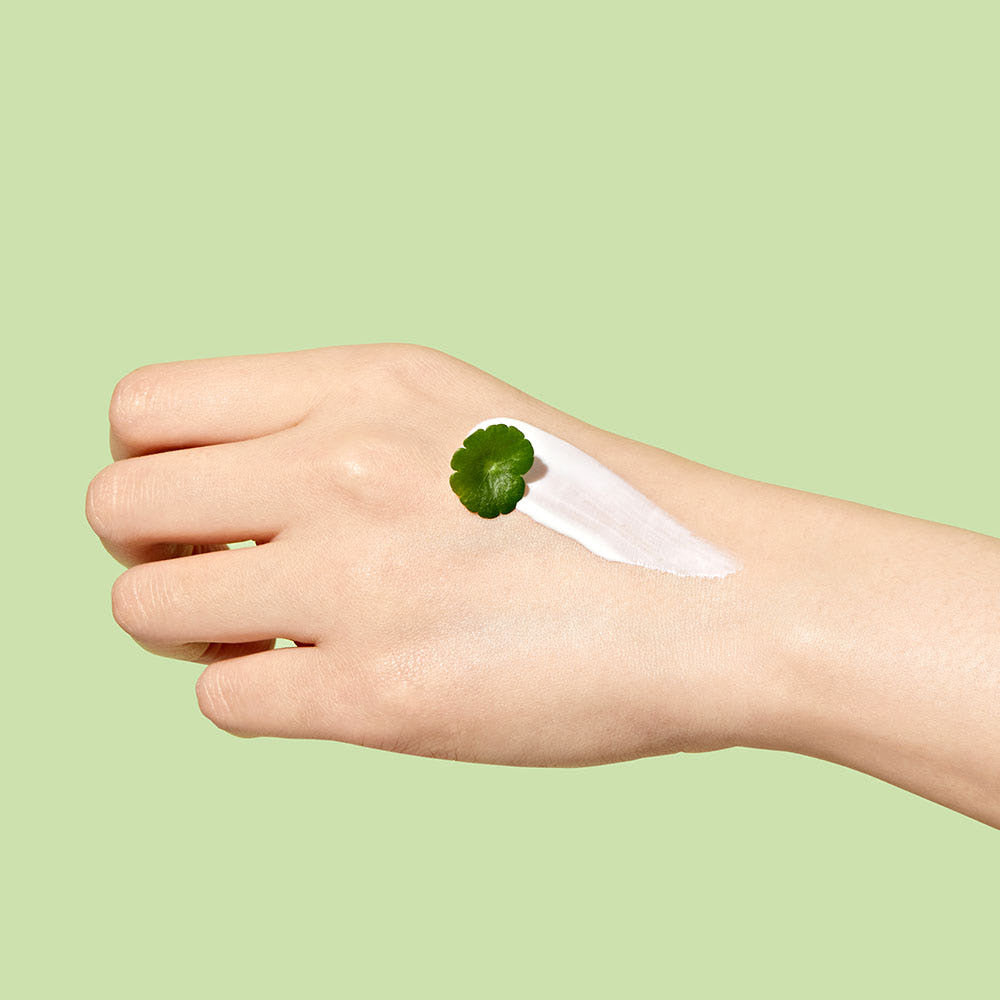 ProtoClinical k-beauty pale green and peach beauty gradient with a soft warm center on a light background.