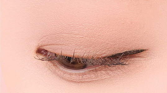 ProtoClinical k-beauty BBIA Ready To Wear Eye Shadow 3g muted rose-brown eye shadow swatch centered on a soft pink background