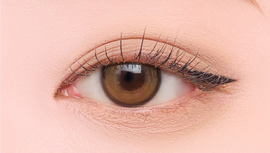ProtoClinical k-beauty BBIA Ready To Wear Eye Shadow 3g taupe-brown eye shadow swatch centered on a soft pink background