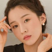 ProtoClinical k-beauty Dinto Blur-Finish Shadow 5.4g #703 Edith Wharton close-up makeup look on a woman with soft brown eyeshadow, peach cheeks, and a neutral lip