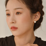 ProtoClinical k-beauty Dinto Blur-Finish Shadow 5.4g #703 Edith Wharton side-profile makeup look on a woman with warm brown eyeshadow, winged liner, and a pearl earring